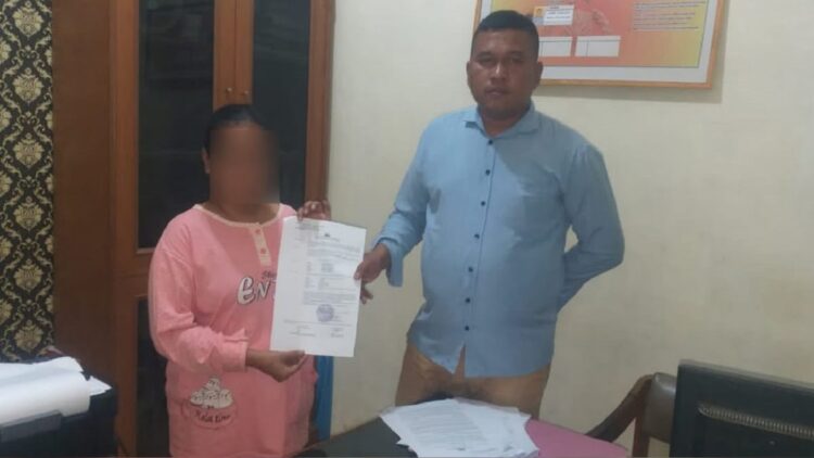 Seorang Perempuan Rampok dan Bunuh Ibunya Sendiri di Tanah Datar 1 Pelaku pembunuhan ibu kandung sendiri di Lintau Buo Utara ditangkap. (Foto: Dok. Polres Tanah Datar)
