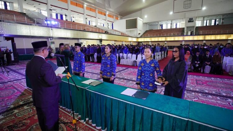 Unand Lantik Ratusan ASN Baru dan Lepas PNS Pensiun 1 Pelantikan ratusan ASN dan pelepasan pejabat purnabakti di Unand. (Foto: Dok. Unand)
