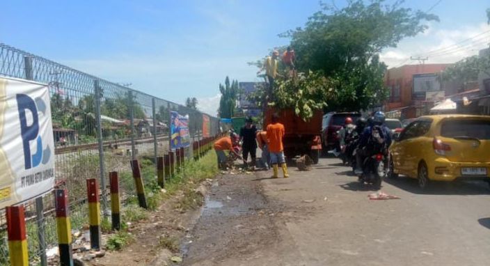 Salat Ied, DLH Padang Percepat Jam Operasional Tenaga Kebersihan 1 pembersihan sampah di simp damri