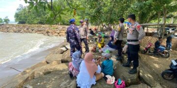 Anggota Polres Pasaman Barat memberikan pengamanan dan pelayanan kepada pengunjung di objek wisata yang ada di daerah itu selama libur Lebaran 2023. (Dok. Polres Pasbar)