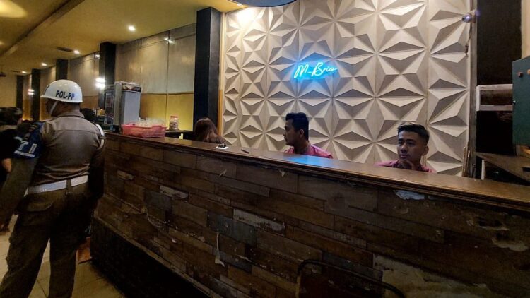 Satpol PP Padang Lakukan Pengawasan Tempat Hiburan Malam saat Ramadan 1 Pengawasan tempat hiburan malam oleh Satpol PP Padang. (Dok. Satpol PP Padang)