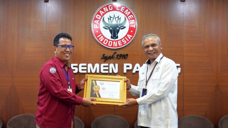 Penghargaan untuk aplikasi nabuang sarok Semen Padang. (Dok. Istimewa)