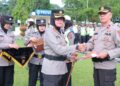 Sejumlah Polisi Mendadak 'Diapelkan' di Payakumbuh, Ternyata Gegara Ini 3 Kapolres Payakumbuh, AKBP Wahyuni Sri Lestari (kiri) memberi penghargaan kepada Wakapolres Kompol Russirwan. (Foto: Dok. Polres Payakumbuh)