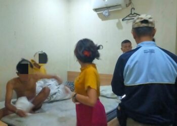 Dua laki-laki dan satu perempuan dalam satu kamar ditangkap pada Sabtu (1/4/2023) dini hari. (Foto: Dok. Satpol PP Padang)