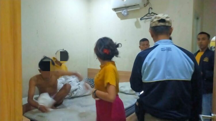 Dua Cowok dan Satu Cewek Diciduk dalam Kamar Penginapan di Padang 1 Dua laki-laki dan satu perempuan dalam satu kamar ditangkap pada Sabtu (1/4/2023) dini hari. (Foto: Dok. Satpol PP Padang)
