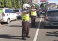 Kendaraan Parkir di Pinggir Jalan, Basko Grand Mall Macet Parah 6 Personel Satlantas Polresta Padang mengatur lalu lintas di depan Basko Grand Mall. (Dok. Radarsumbar.com)