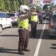Personel Satlantas Polresta Padang mengatur lalu lintas di depan Basko Grand Mall. (Dok. Radarsumbar.com)