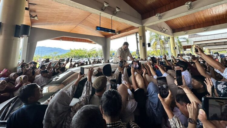 Ternyata! Ini Sosok Cawapres Pendamping Prabowo Subianto 1 Ribuan orang menyambut Menhan sekaligus Ketum Partai Gerindra Prabowo Subianto berkunjung ke Sumbar. (Foto: Dok. Radarsumbar.com)