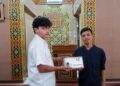 Penyerahan kain sarung oleh Anggota DPR RI dan Ketua DPD Partai Gerindra Sumbar, Andre Rosiade kepada pengurus masjid dan musala se-Sumbar. (Foto: Dok. Tim AR)