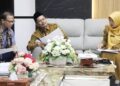 Setwan DPRD Sumbar Raflis menghadapi tim penilai dari Komisi Informasi Pusat. (Dok. Istimewa)