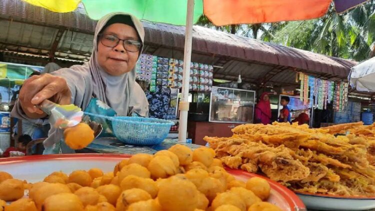 Pemko Pariaman Targetkan Seluruh UMKM Peroleh Sertifikat Halal 1 Salah seorang pedagang sala lauak atau kudapan rasa ikan khas Kota Pariaman, Sumbar yang berdagang di Pantai Gandoriah menyusun sala di wadah yang disediakan. ANTARA/Aadiaat M. S.