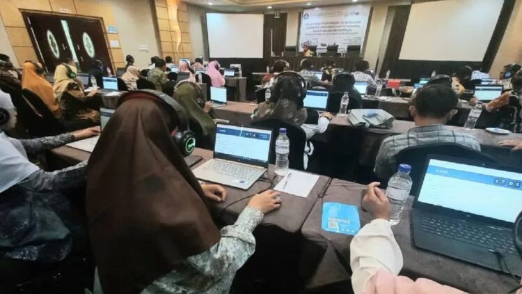 Kegiatan Uji Kemahiran Berbahasa Indonesia (UKBI) Adaptif yang diikuti peserta dari berbagai daerah di Sumbar yang dilaksanakan di Kota Bukittinggi oleh Badan Bahasa (Antara/Al Fatah)