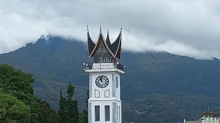 Sambut HJK ke-240, Pemko Bukittinggi gratiskan Masuk Objek Wisata Ini 1 Jam Gadang Kota Bukittinggi. (Antara/Al Fatah)