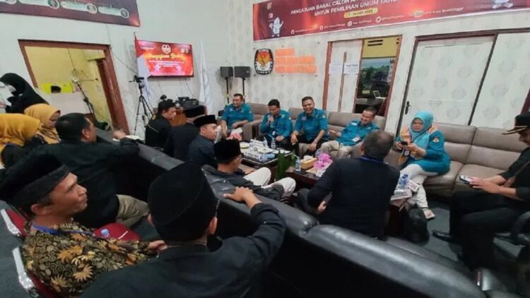 Bawaslu dan KPU dalam penerimaan pendaftaran Bacaleg salah satu Parpol di Kota Bukittinggi (Antara/Al Fatah)