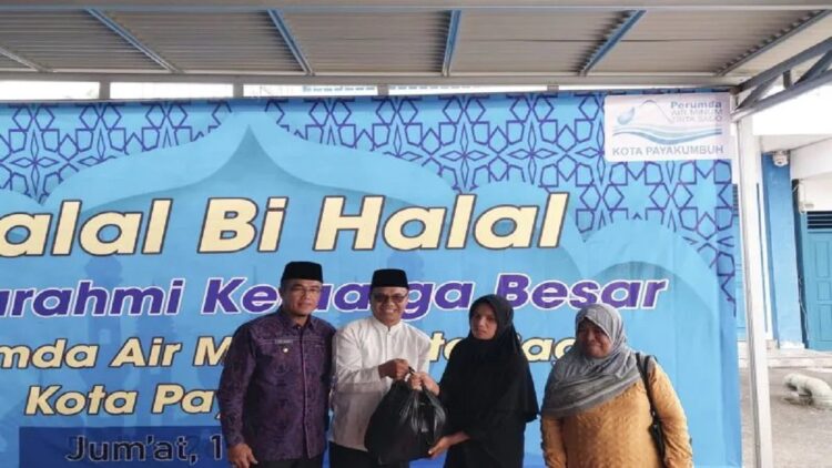 Dua Keluarga Miskin Ekstrem Terima Bantuan dari PAM Tirta Sago Payakumbuh 1 Pj Wali Kota Payakumbuh Rida Ananda dan Dirut PAM Tirta Sago saat menyerahkan bantuan berupa sembako untuk dua keluarga yang masuk dalam kategori kemiskinan ekstrem. Antara/Akmal Saputra