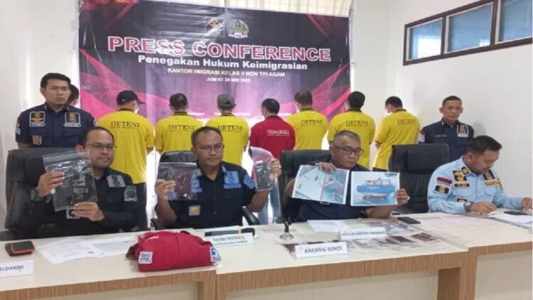 Divisi Imigrasi Kememkumham Sumbar dan Kanto Imigrasi Agam menggelar jumpa wartawan pengungkapan penangkapan delapan Warga Negara Asing (WNA) di Pasaman Barat dan yang terbukti menyalahi aturan keimigrasian (Antara/Al Fatah)