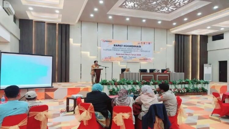 Ketua Bawaslu Limapuluh Kota Yoriza Asra saat membuka pelaksanaan Rapat Koordinasi Pengawasan Pemutakhiran Daftar Pemilih Sementara Hasil Perbaikan (DPSHP) Pemilihan Umum 2024 di salah satu hotel di Payakumbuh. Antara/Akmal Saputra