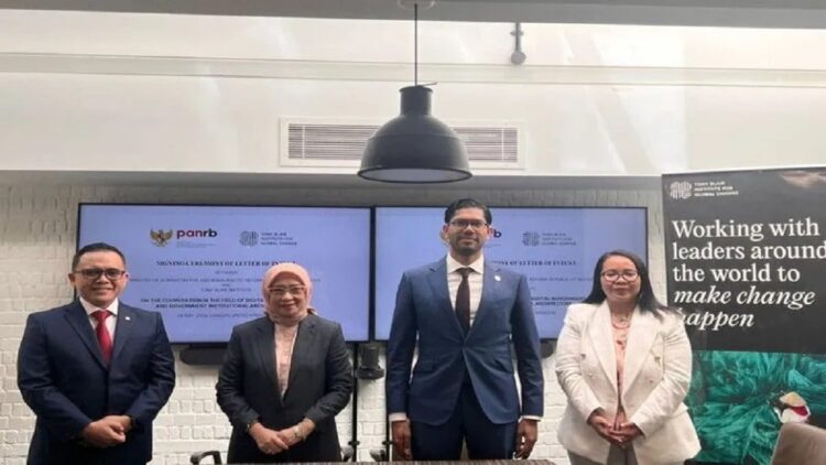 Suasana penandatanganan surat minat kerja sama (Lol) antara Sekretaris Kementerian Pendayagunaan Aparatur Negara dan Reformasi Birokrasi Rini Widyantini dan Managing Director TBI Asia Jalil Rasheed untuk pengembangan pemerintahan digital di London, Inggris. (ANTARA/HO-Istimewa)