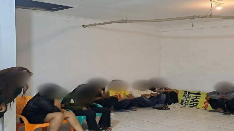 Tak Miliki Kartu Identitas, Aparat Gabungan Jaring Belasan Pengunjung Karaoke di Padang 1 Sebanyak belasan pengunjung tempat karaokean terjaring razia gabungan aparat, Minggu (14/5/2023). (Foto: Dok. Satpol PP Padang)