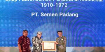Penetapan “Arsip Pabrik Semen Pertama di Indonesia 1910-1972” PT Semen Padang Dalam Register Nasional Memori Kolektif Bangsa berdasarkan Keputusan Kepala ANRI Nomor 248 Tahun 2023 diserahkan langsung oleh Kepala ANRI Imam Gunarto kepada Direktur Utama (Dirut) PT Semen Padang, Asri Mukhtar Dt Tumangguang Basa. (Dok. Istimewa)