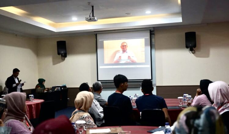 Anggota Komisi VI DPR RI Andre Rosiade membuka acara seminar dengan tema ‘BUMN Karya Memberikan Kontribusi terhadap Pembangunan IKM” di Hotel Truntum Padang, Selasa (2/5/2023).