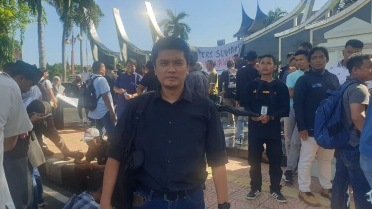 Polisi Didesak Segera Proses Laporan Kasus Penghalangan Kerja Jurnalis 1 Ketua LBH Pers, Aulia Rizal saat mendampingi aksi demo KWAK Sumbar. (Dok. Istimewa)