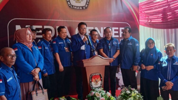 Daftar ke KPU, Partai Demokrat Tak Usung Kader Bermasalah Hukum 1 Pendaftaran bacaleg Partai Demokrat ke KPU Sumbar. (Foto: Dok. Radarsumbar.com)