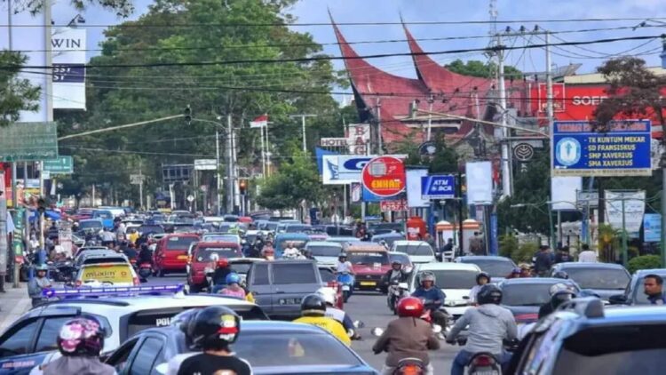 Salah satu keramaian lalu lintas di Kota Bukittinggi, Sumatera Barat. Kepolisian mengungkap terjadinya peningkatan angka kecelakaan selama libur lebaran 2023 dibanding tahun sebelumnya (Antara/HO-Dokumen Pribadi)