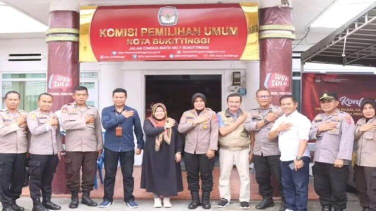 KPU Kota Bukittinggi bersama petugas kepolisian Polresta Bukittinggi. Sebanyak 16 Parpol resmi mendaftarkan Bacaleg masing-masing ke KPU hingga hari terakhir. (Antara/Al Fatah)