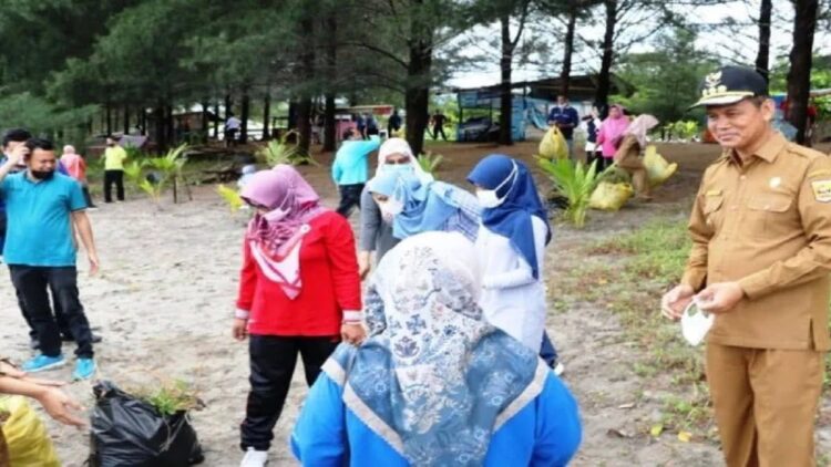 Sambut Hari Lahir Pancasila, Pemko Pariaman Gelar Pekan Gotong Royong 1 Wako Pariaman, Sumbar Genius Umar pada pelaksanaan gotong royong untuk menyambut peringatan Hari Lahir Pancasila. ANTARA/HO-Diskominfo Pariaman