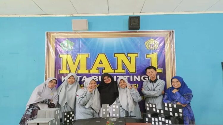 Dua Tim Minangkabau Robotik dari MAN 1 Bukittinggi berhasil mewakili Sumbar dalam Kompetisi Sains Siswa Muslim Indonesia (KoSSMI) 2023. (Antara/Al Fatah)