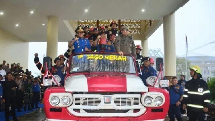 Damkar Solok Evakuasi Sarang Tawon di Permukiman Warga 1 Mobil damkar si Jago Merah usai apel kesiapsiagaan Bencana Kebakaran di Padang, Jumat (Antara/HO-Pemko Padang)