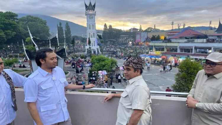 Wako Bukittinggi: Sekitar Rp80 Miliar Uang Beredar selama Libur Lebaran 1 Wali Kota Bukittinggi, Erman Safar saat mendampingi Wakil Ketua MPR RI, Ahmad Muzani saat berkunjung ke salah satu objek wisata utama di daerah setempat, Jam Gadang (Antara/HO-Pemkot Bukittinggi)