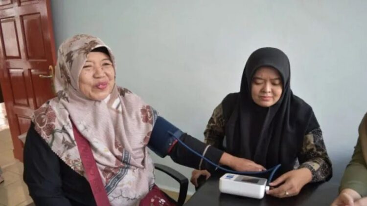 Calon haji menjalani pemeriksaan sebelum mendapat suntikan vaksin meningitis di Kota Solok, Sumatera Barat.(ANTARA/HO-Diskominfo Kota Solok)