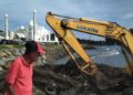 Tumpukan Sampah di Pantai Padang Dikeruk Gunakan Ekskavator