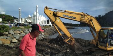 Tumpukan Sampah di Pantai Padang Dikeruk Gunakan Ekskavator