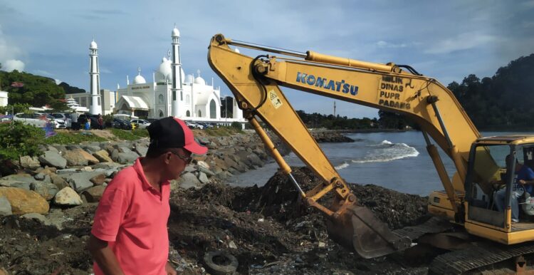 Tumpukan Sampah di Pantai Padang Dikeruk Gunakan Ekskavator 1 IMG 20230502 WA0021