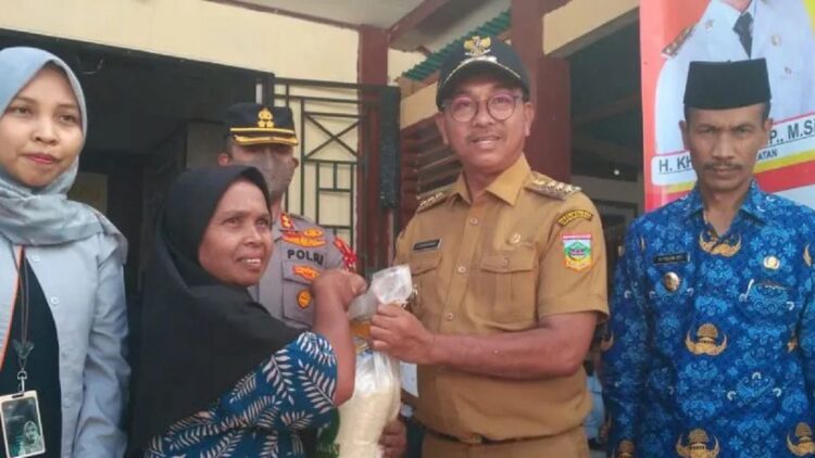 Bupati Solok Selatan, Sumbar Khairunas didampingi Wakil Bupati Yulian Efi dan perwakilan PT Pos Indonesia saat menyampaikan bantuan beras dari Bapanas kepada masyarakat penerima manfaat di Solok Selatan, Rabu (3/5/2023). (FOTO ANTARA/Erik)