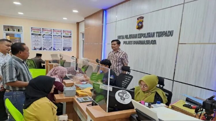 Hari Libur, Polres Dharmasraya Tetap Layani Permohonan SKCK Balon Legislatif 1 Kasat Intelkam AKP Rajulan (tiga kanan) saat meninjau pelayanan SKCK, di Sentra Pelayanan Terpadu Polres Dharmasraya, Sabtu (6/5). (Antara/HO-Sat Intelkam Polres Dharmasraya)