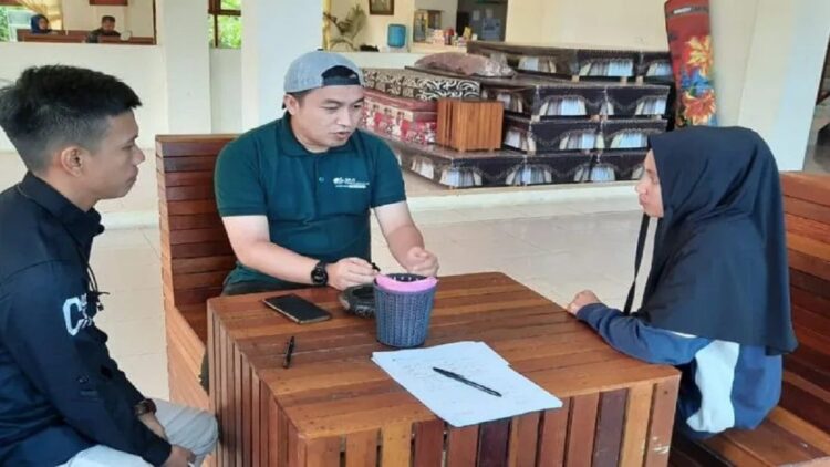 Petugas BPJamsostek Cabang Solok  mengunjungi Perusahaan Wajib Belum Terdaftar (PWBD) untuk sosialisasi dan edukasi manfaat jaminan sosial. Antara/Erik