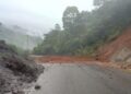 Tanah Longsor Tutup Jalan di Malalak Agam, Arus Lalu Lintas Terputus 3 Tanah Longsor Tutup Jalan di Malalak Agam, Arus Lalu Lintas Terputus