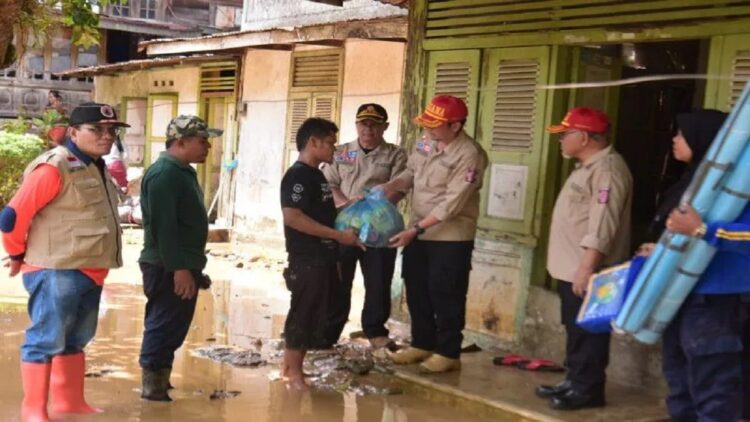Wali Kota Sawahlunto Deri Asta melakukan peninjauan dan penyerahan bantuan kepada warga korban bencana banjir dan tanah longsor, di Kecamatan Silungkang, beberapa waktu lalu. (Antarasumbar/Yudha Ahada)