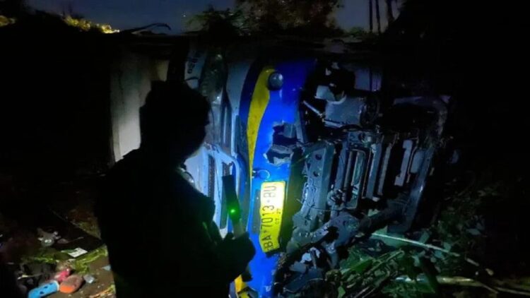 Bayi 4 Tahun Tewas usai Kecelakaan Tunggal Microbus di Pasbar 1 Kecelakaan tunggal mobil Microbus Merk Hino BA 7013 BU di jalan lintas Manggopoh-Simpang empat, Batang tipo Jorong Bandarejo Nagari Lingkuang Aua Kecamatan Pasaman Kabupaten Pasaman Barat, Senin mengakibatkan satu orang meninggal dunia. (Antara/HO-Polres Pasaman Barat)