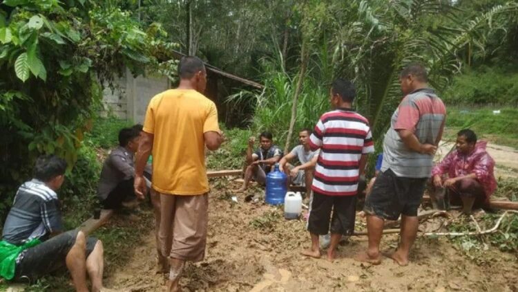 Sejumlah warga tengah membersihkan material banjir bandang di Nagari Aia Luo, Kecamatan Payung Sekaki, Kabupaten Solok, Sumbar (ANTARA/HO-Humas Polres Solok)