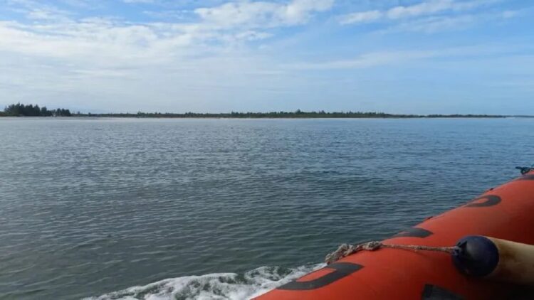 Basarnas Lanjutkan Pencarian Nelayan Hilang usai Kapal Karam di Pasbar 1 Tim Basarnas Pasaman kembali lanjutkan pencarian terhadap nelayan yang hilang akibat kapal mereka karam dihantam ombak besar di di Jorong Mandiangin Kecamatan Kinali Kabupaten Pasaman Barat, Selasa. (Antara/HO-Basarnas Pasaman).