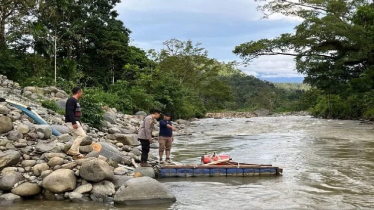 Warga Pasbar Simpan 500 Liter Solar, Diduga untuk Pemasok Aktifitas Tambang Emas Ilegal 1 Tim Polres Pasaman Barat mengamankan BBM jenis bio solar sebanyak 500 liter yang diduga digunakan untuk pemasok aktifitas tambang menggunakan alat berat ekskavator. (Antara/HO-Polres Pasbar)