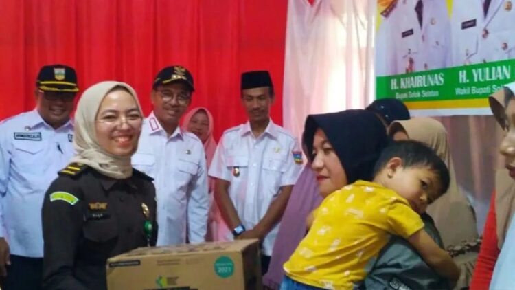 Perwakilan Kejaksaan Negeri Solok Selatan disaksikan Bupati Solok Selatan Khairunas, Wakil Bupati Yulian Efi dan Sekretaris Daerah Syamsurizaldi menyerahkan bantuan makanan tambahan bagi ibu hamil dan balita, Rabu (ANTARA/Erik)