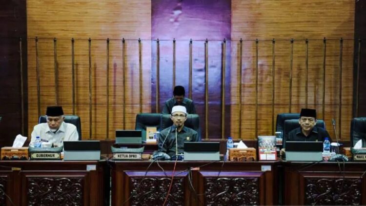 Disebut Belum Terarah secara Jelas, DPRD Kritik Empat Progul Pemprov Sumbar 1 DPRD Provinsi Sumatera Barat melaksanakan paripurna penetapan dan penyerahan rekomendasi DPRD terhadap Laporan Pertanggungjawaban (LKPJ) Kepala Daerah Provinsi Sumatera Barat Tahun 2022 di Padang, Jumat (12/5). (ANTARA/HO-Humas DPRD Sumbar).