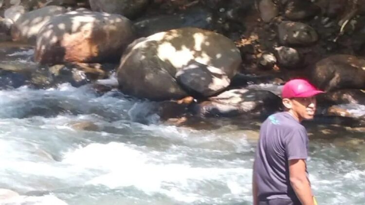 Petugas PDAM Tirta Antokan Agam sedang memperbaiki intake di Batu Kambing. Dok PDAM Tirta Antokan