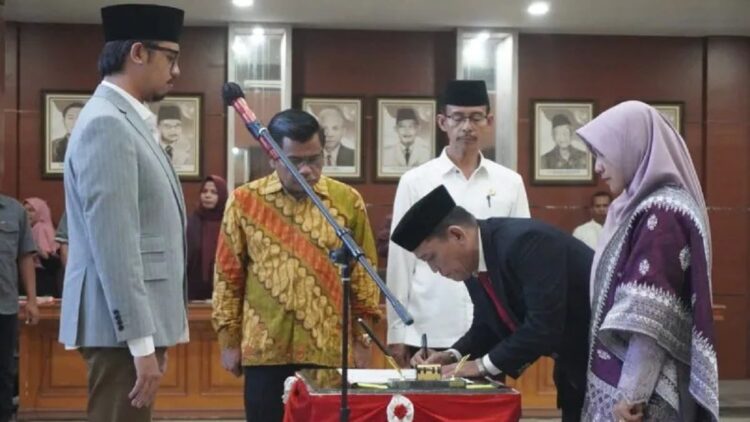 Wali Kota Bukittinggi, Erman Safar bersama warga daerah setempat. Pemerintah Kota Bukittinggi melakukan rotasi jabatan sebagai salah satu langkah percepatan program layanan ke masyarakat (Antara/Al Fatah)